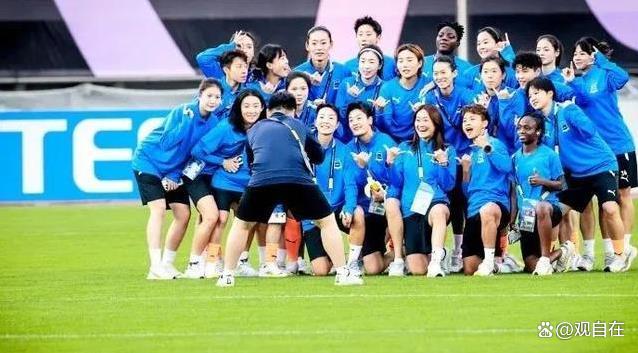 包含劲赛场上：女足球员拼尽全力的词条