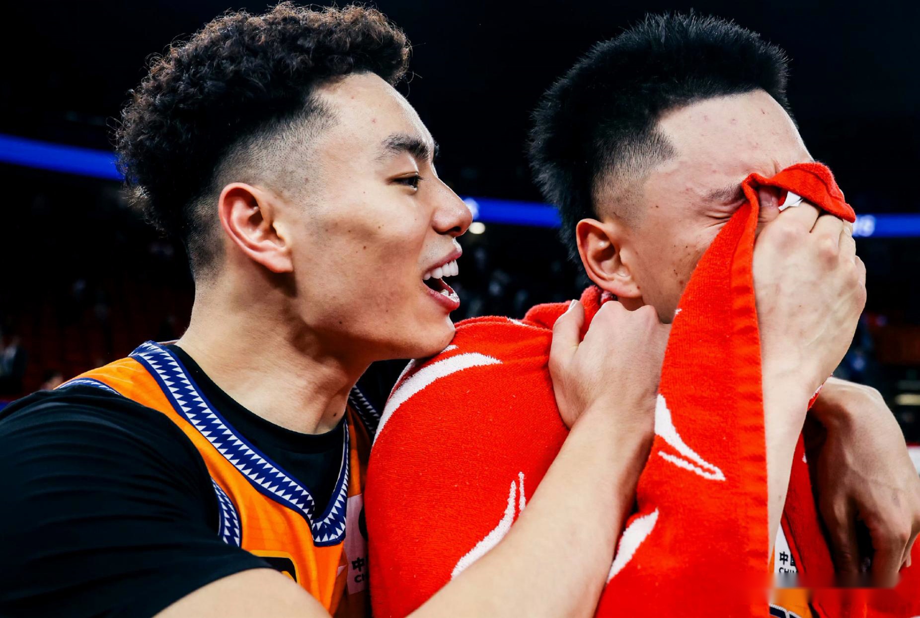 精湛技艺两队球员展现出的高水准表现 精湛技艺两队球员展现出的高水准表现