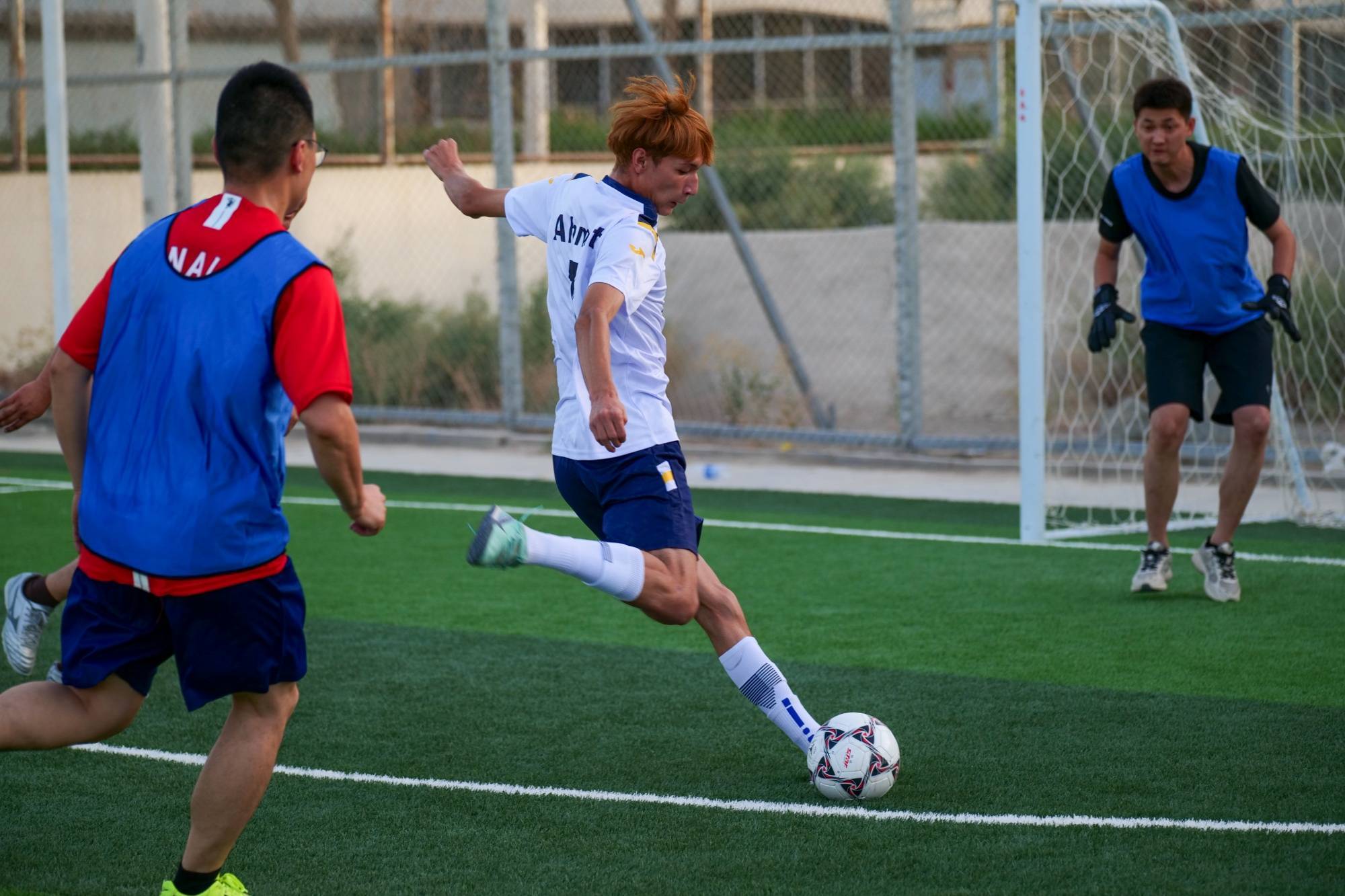 足球比赛竞技激烈,球员风采卓绝 足球比赛竞技激烈,球员风采卓绝