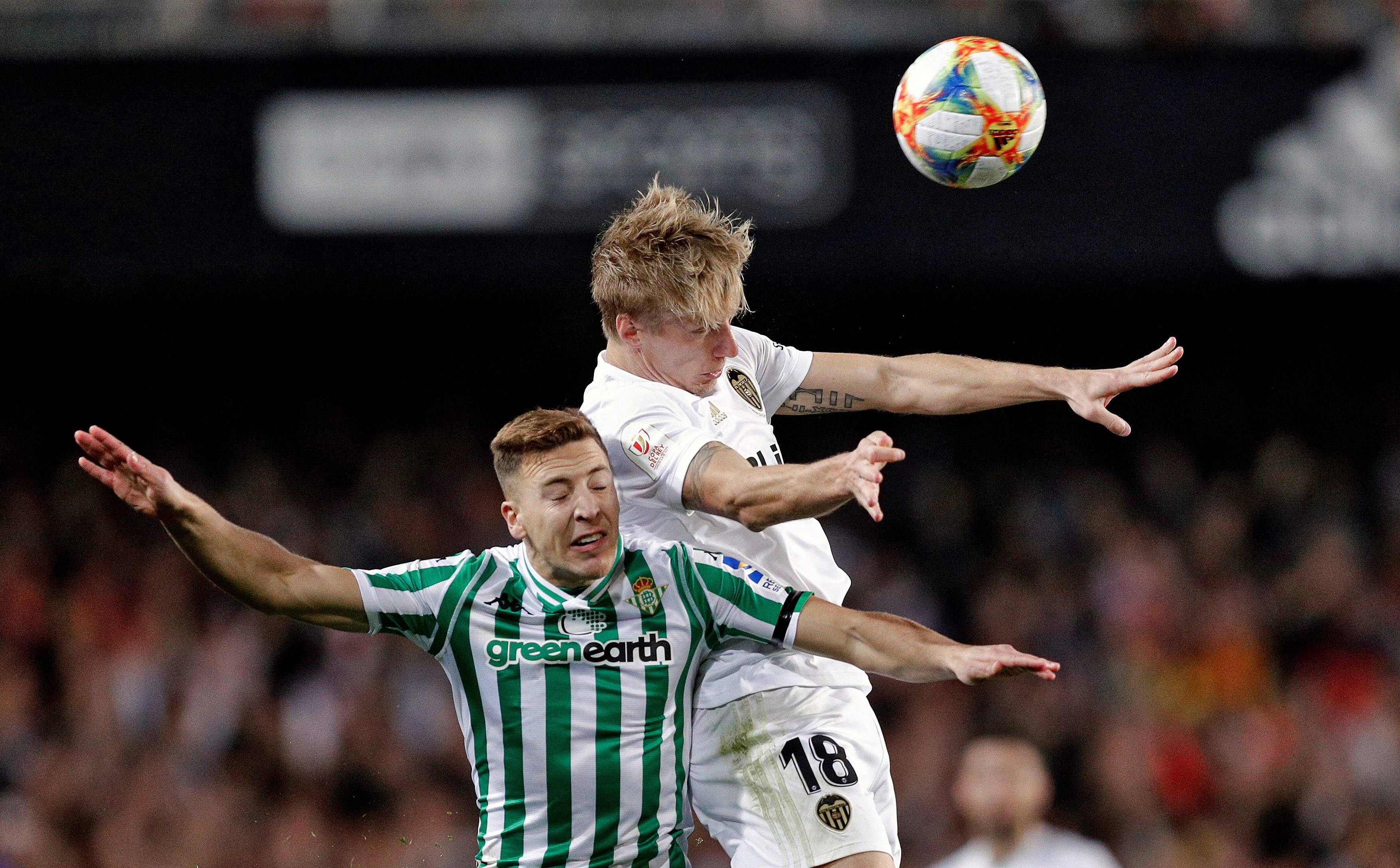 足球比赛竞技激烈,球员风采卓绝 足球比赛竞技激烈,球员风采卓绝