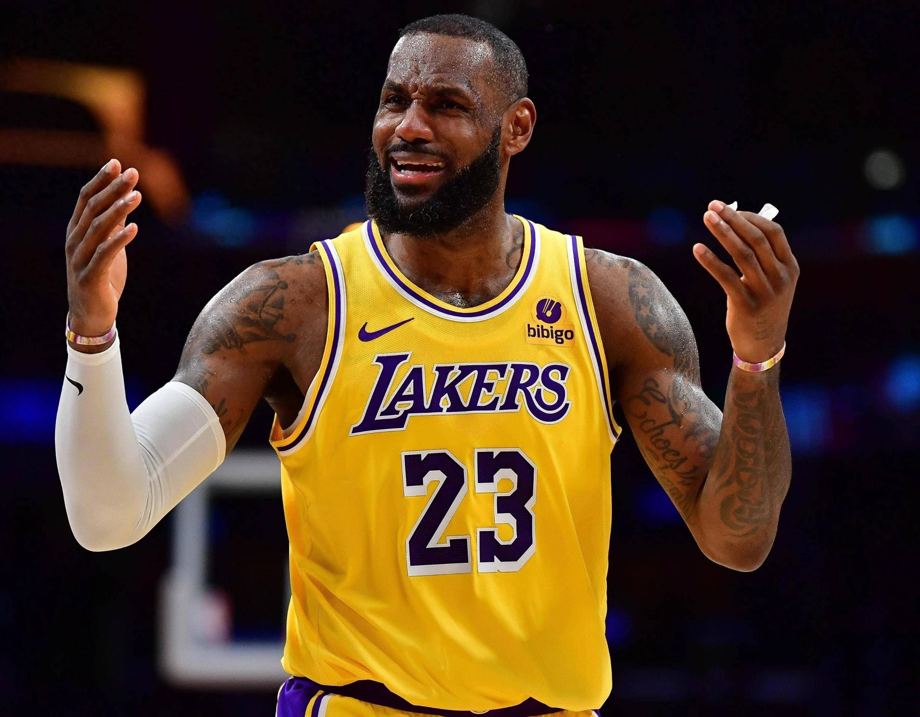 詹姆斯骚操作带队湖人大胜老鹰，稳定士气的简单介绍