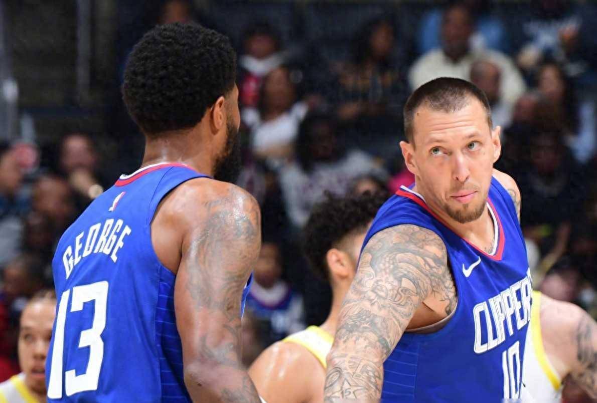 爵士队全力以赴,精妙配合取胜对手 爵士队全力以赴,精妙配合取胜对手