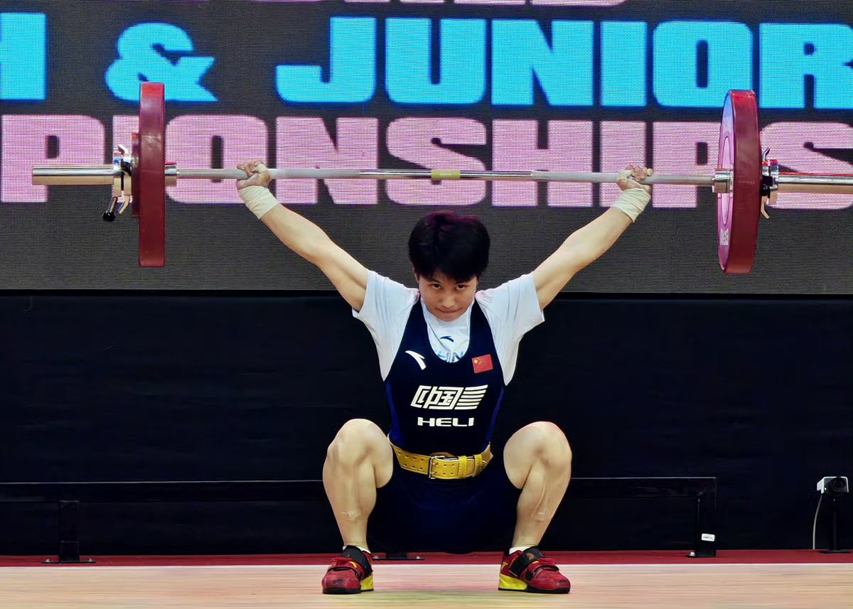 举重比赛激烈对决运动员拼尽全力展现拼搏精神的简单介绍