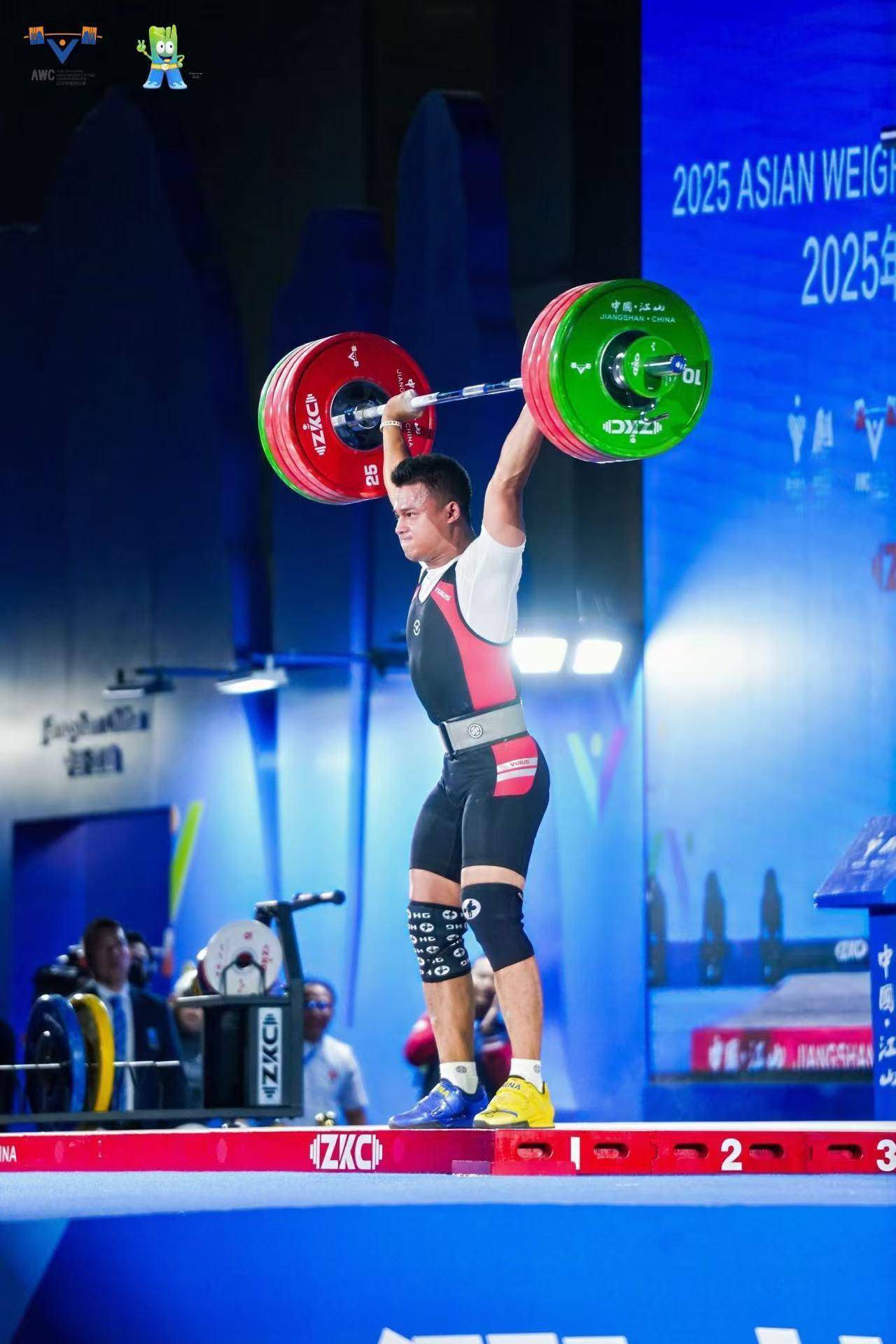 举重比赛激烈对决运动员拼尽全力展现拼搏精神的简单介绍