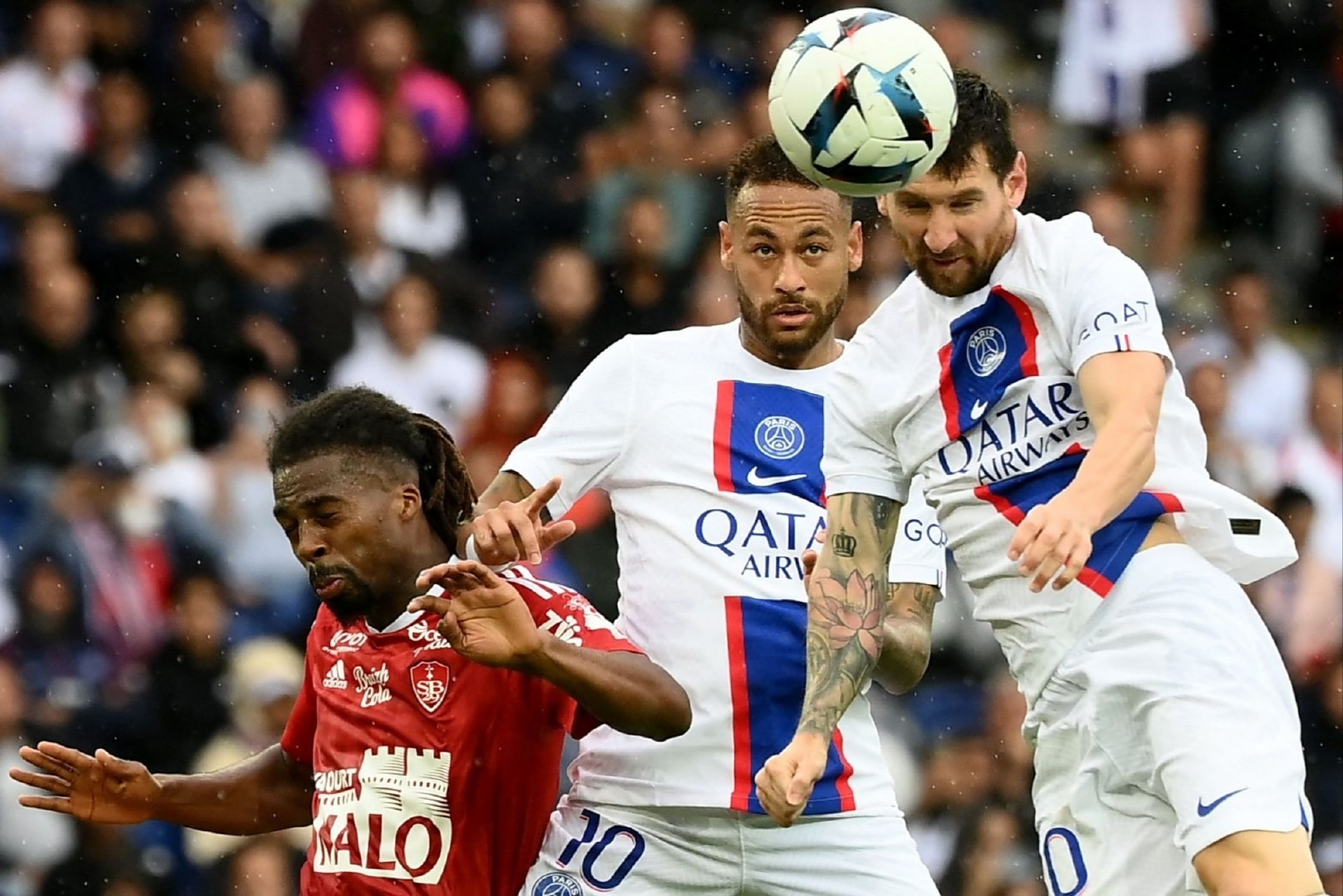 法甲巴黎圣日耳曼5-0大胜里昂，梅西再次表现抢眼