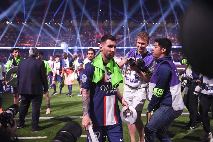 法甲巴黎圣日耳曼5-0大胜里昂，梅西再次表现抢眼