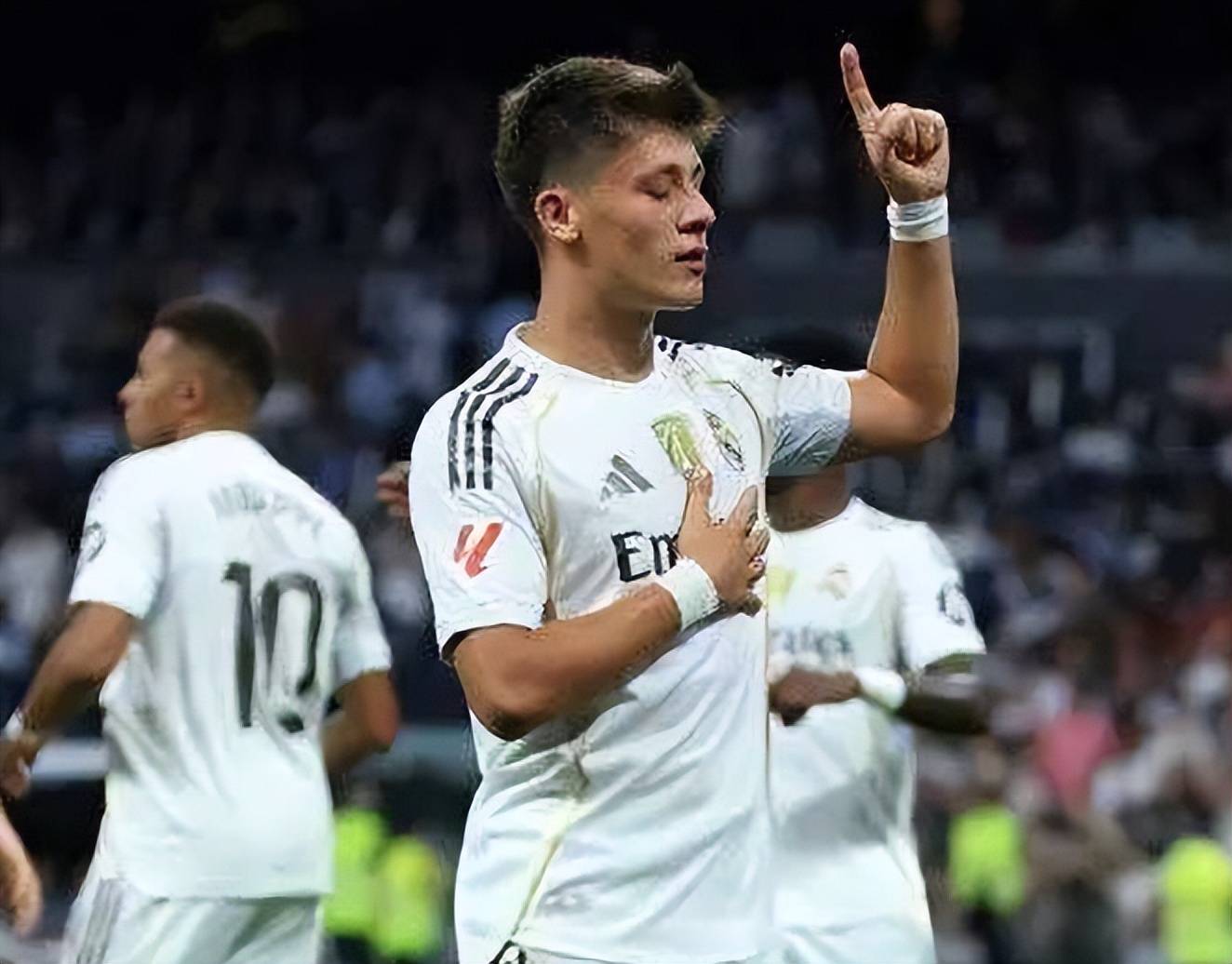 皇马主场2-1逆转马竞,继续保持西甲榜首地位 皇马主场2-1逆转马竞,继续保持西甲榜首地位