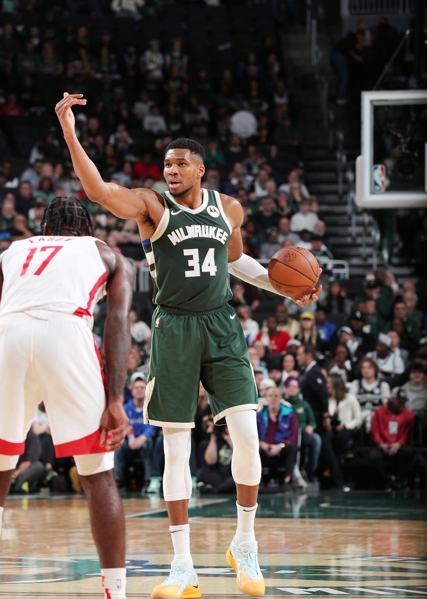 雄鹿客场大胜黄蜂继续领跑