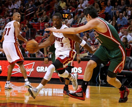 热火不敌雄鹿,韦德独得30分 热火不敌雄鹿,韦德独得30分