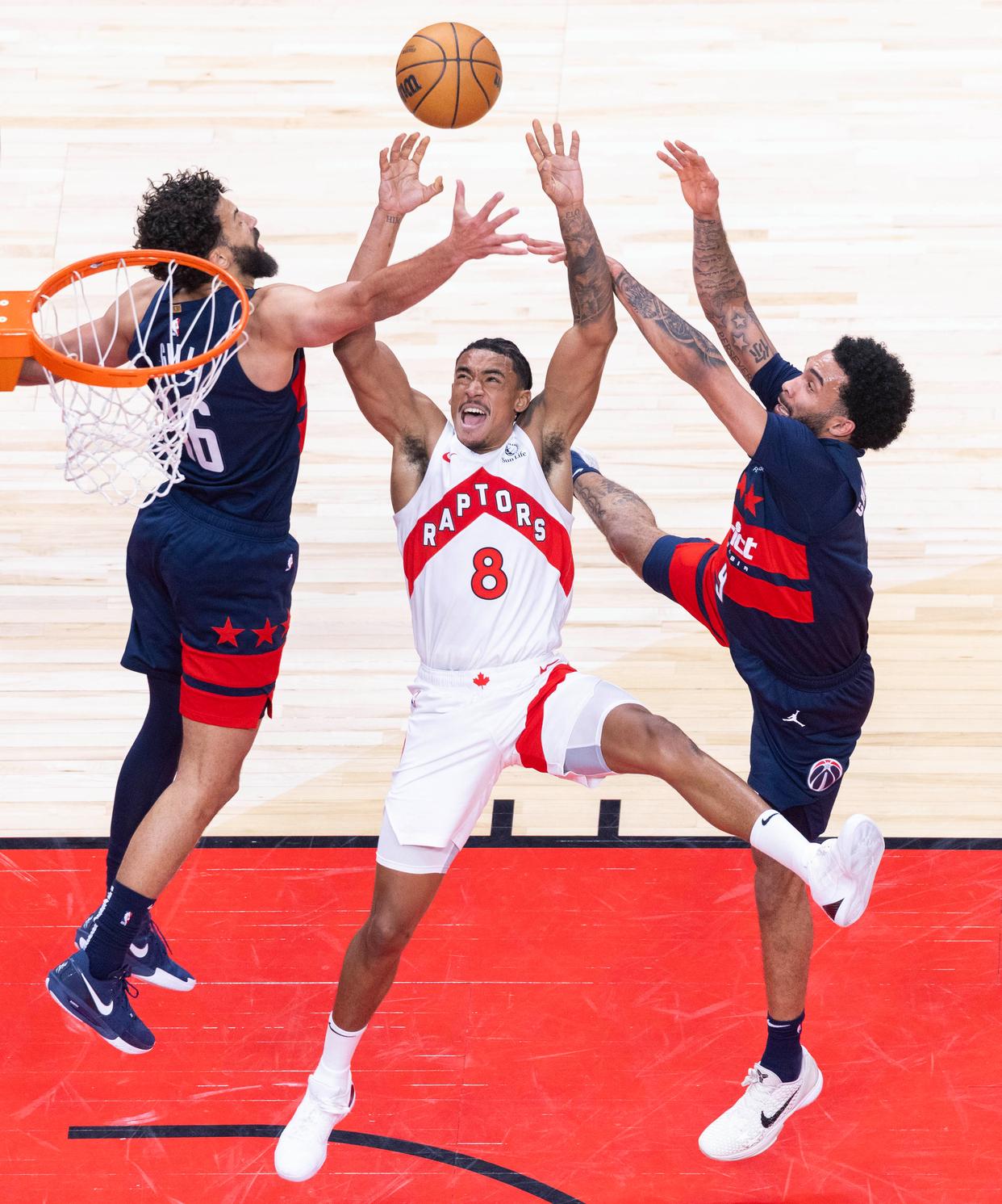 猛龙大胜篮网，领跑东部