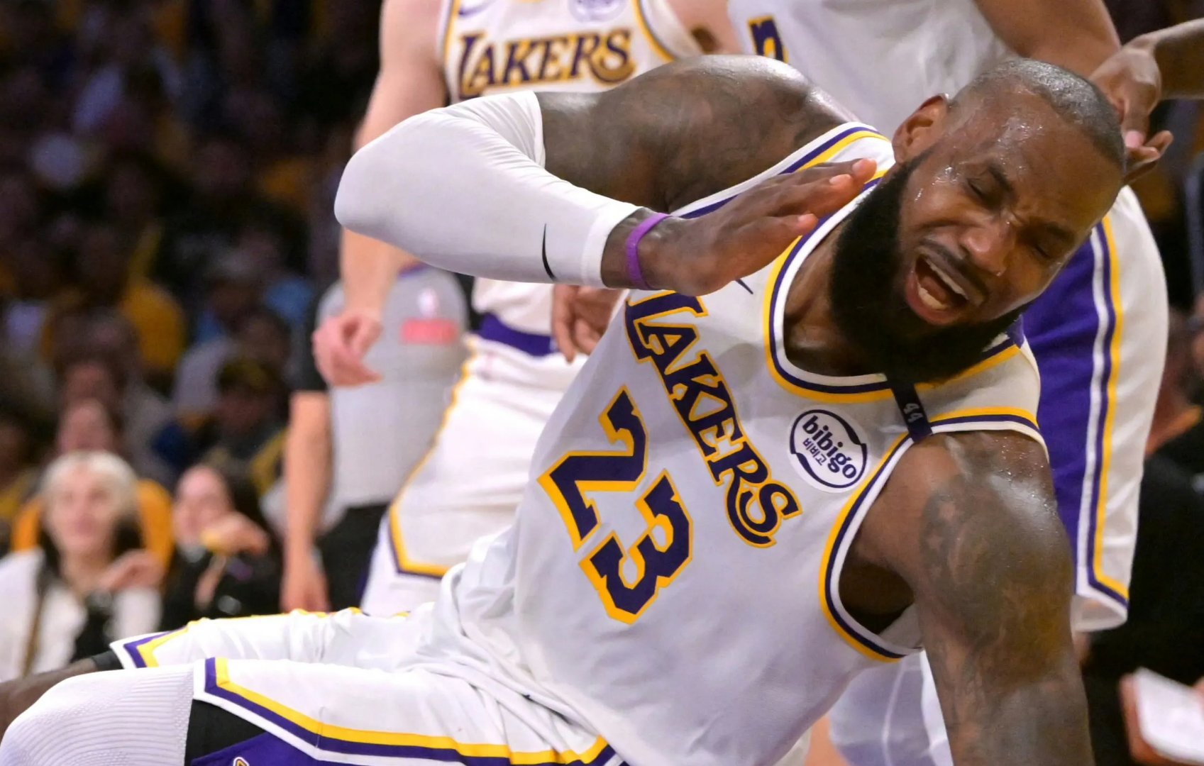 湖人主场大胜猛龙，詹姆斯全场火力全开